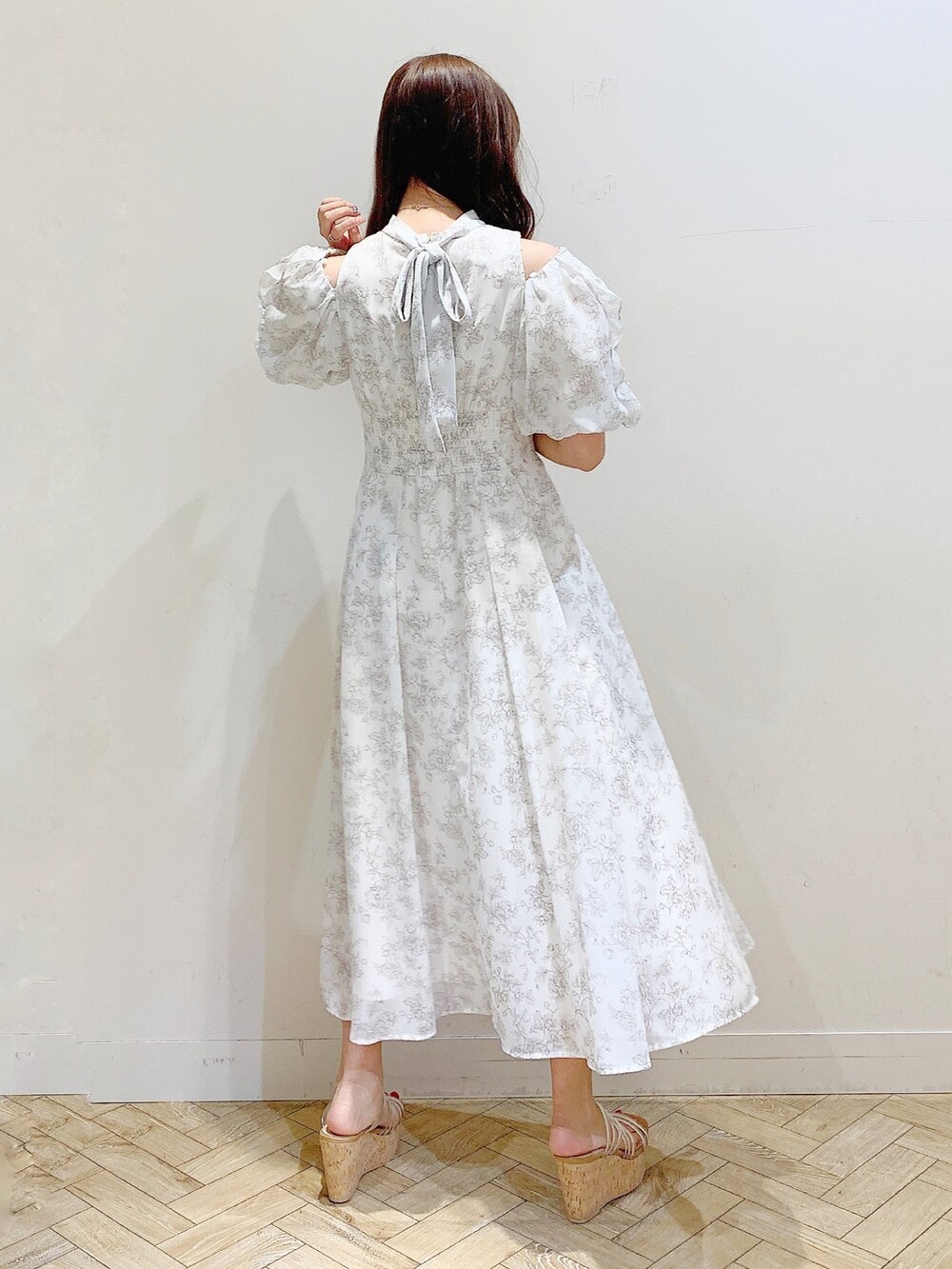 ベージュ系のワンピース、その他のサンダル、ベージュ系のテーラードジャケットを着用したレディースの春コーディネートの4枚目の写真