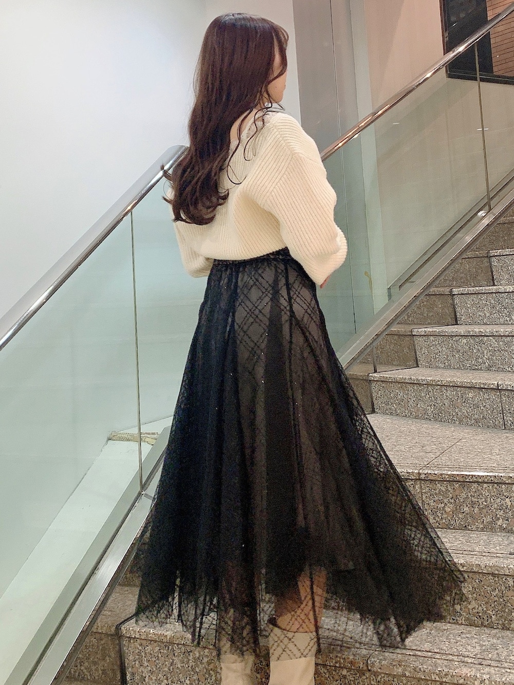 「dazzlinのスパンコールチュールチェックスカート（スカート、ブラック系）」を使った、airiさん（レディース・160cm）の冬コーディネートの5枚目の写真