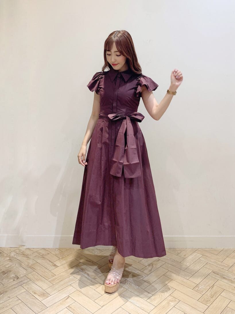 ブラウン系のワンピースを着用したレディースの夏コーディネートの6枚目の写真