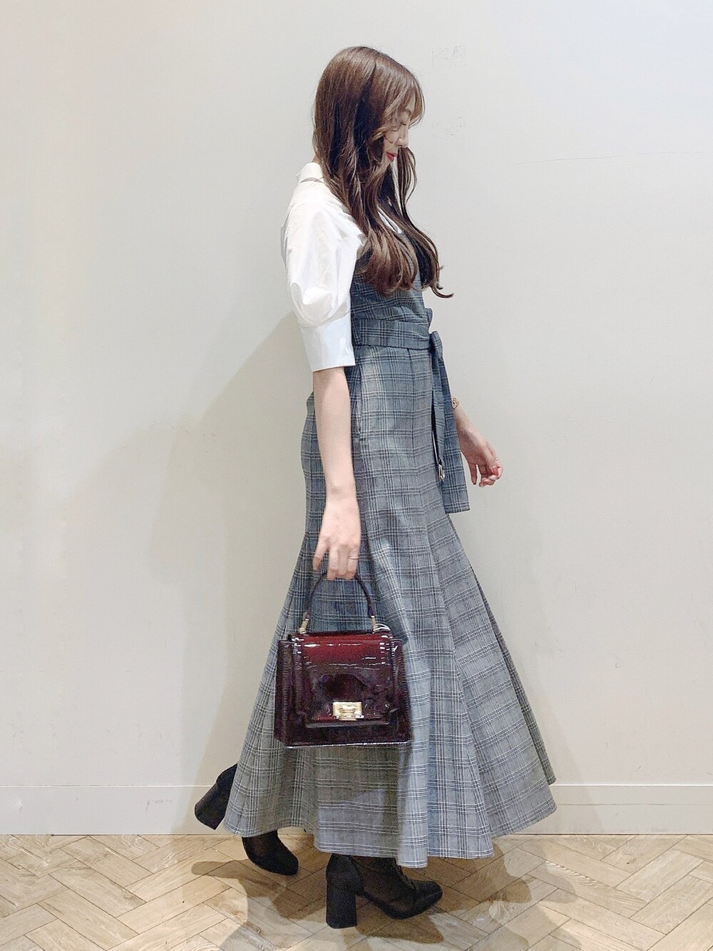 その他のワンピース、ブラウン系のハンドバッグ、ブラック系のブーツを着用したレディースの夏コーディネートの5枚目の写真