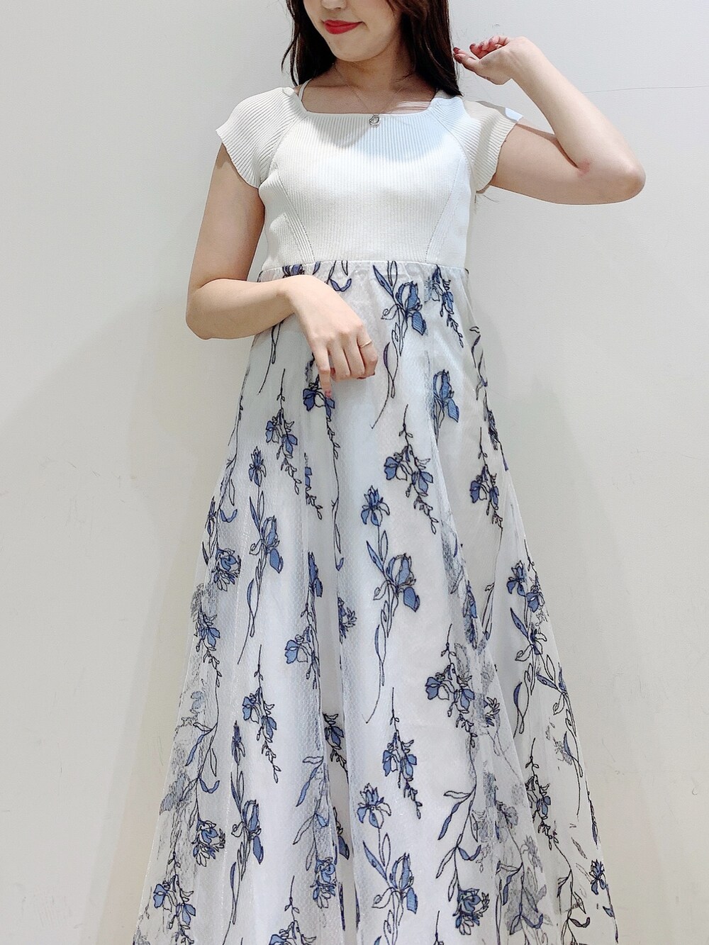 ホワイト系のワンピースを着用したレディースの夏コーディネートの7枚目の写真