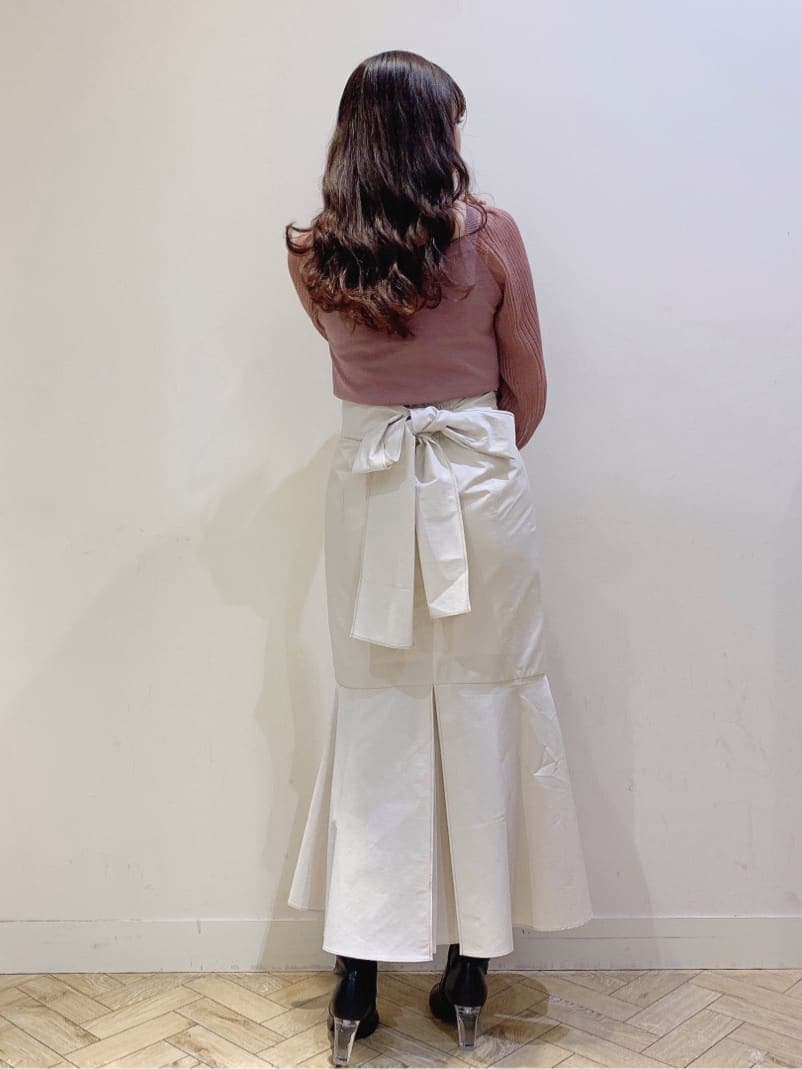 ホワイト系のスカート、ブラック系のその他シューズ、ピンク系のニット/セーターを着用したレディースの冬コーディネートの3枚目の写真