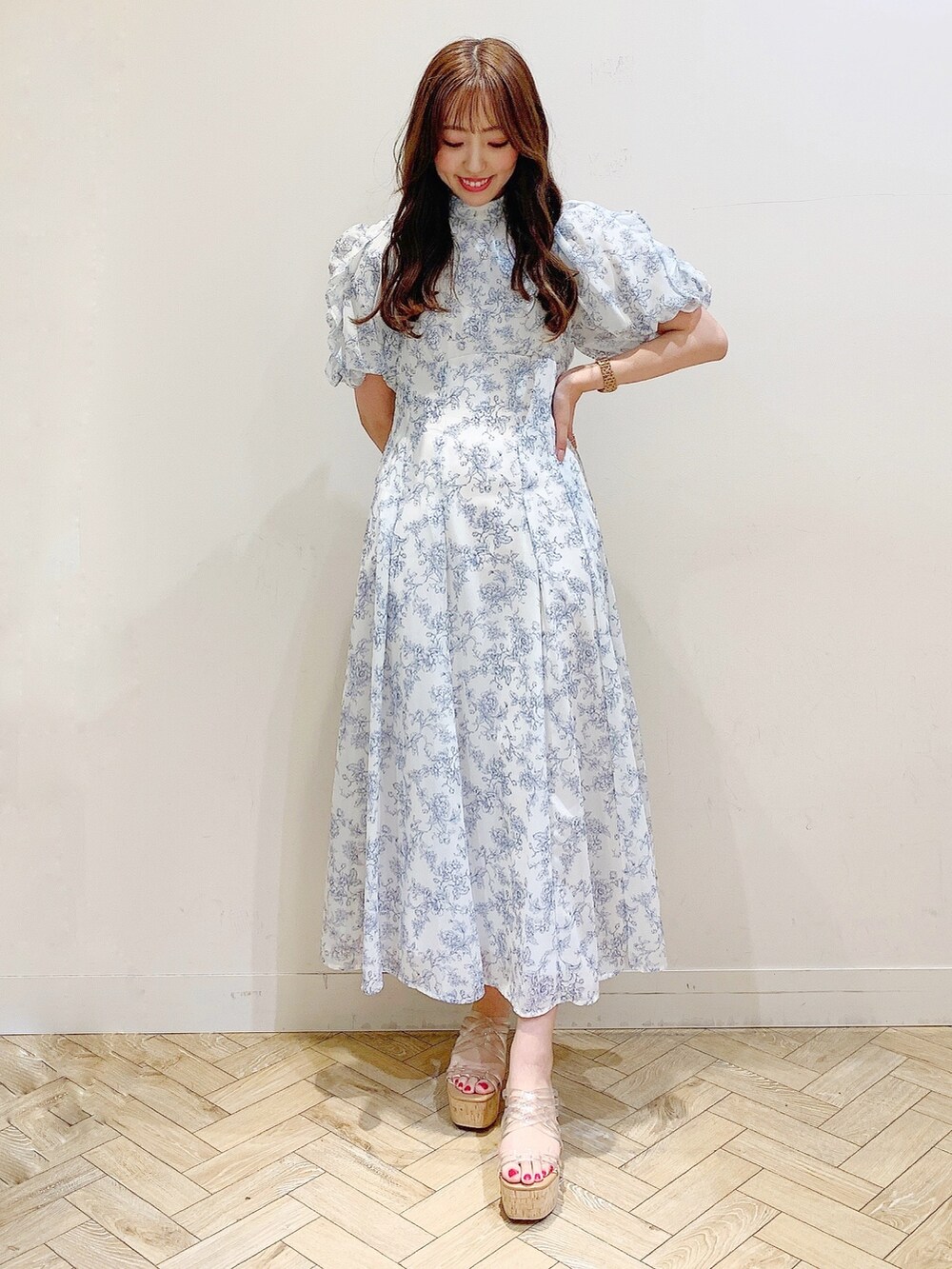 ブルー系のワンピース、その他のサンダルを着用したレディースの春コーディネートの4枚目の写真