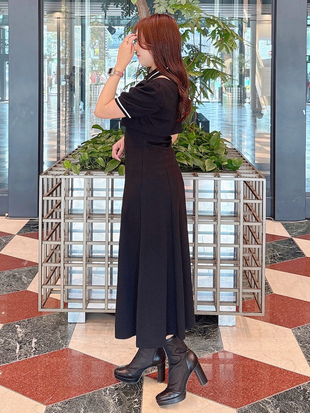 ブラック系のワンピースを着用したレディースの春コーディネートの5枚目の写真