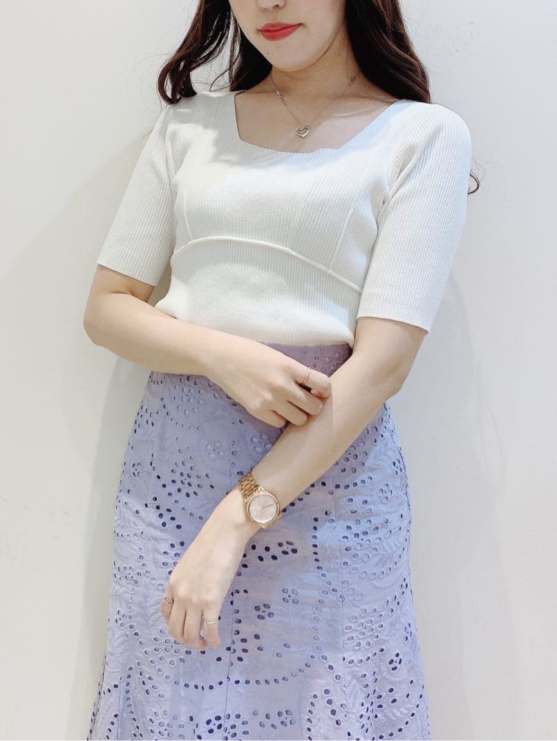 ホワイト系のニット/セーター、パープル系のスカート、ベージュ系のサンダルを着用したレディースの春コーディネートの5枚目の写真