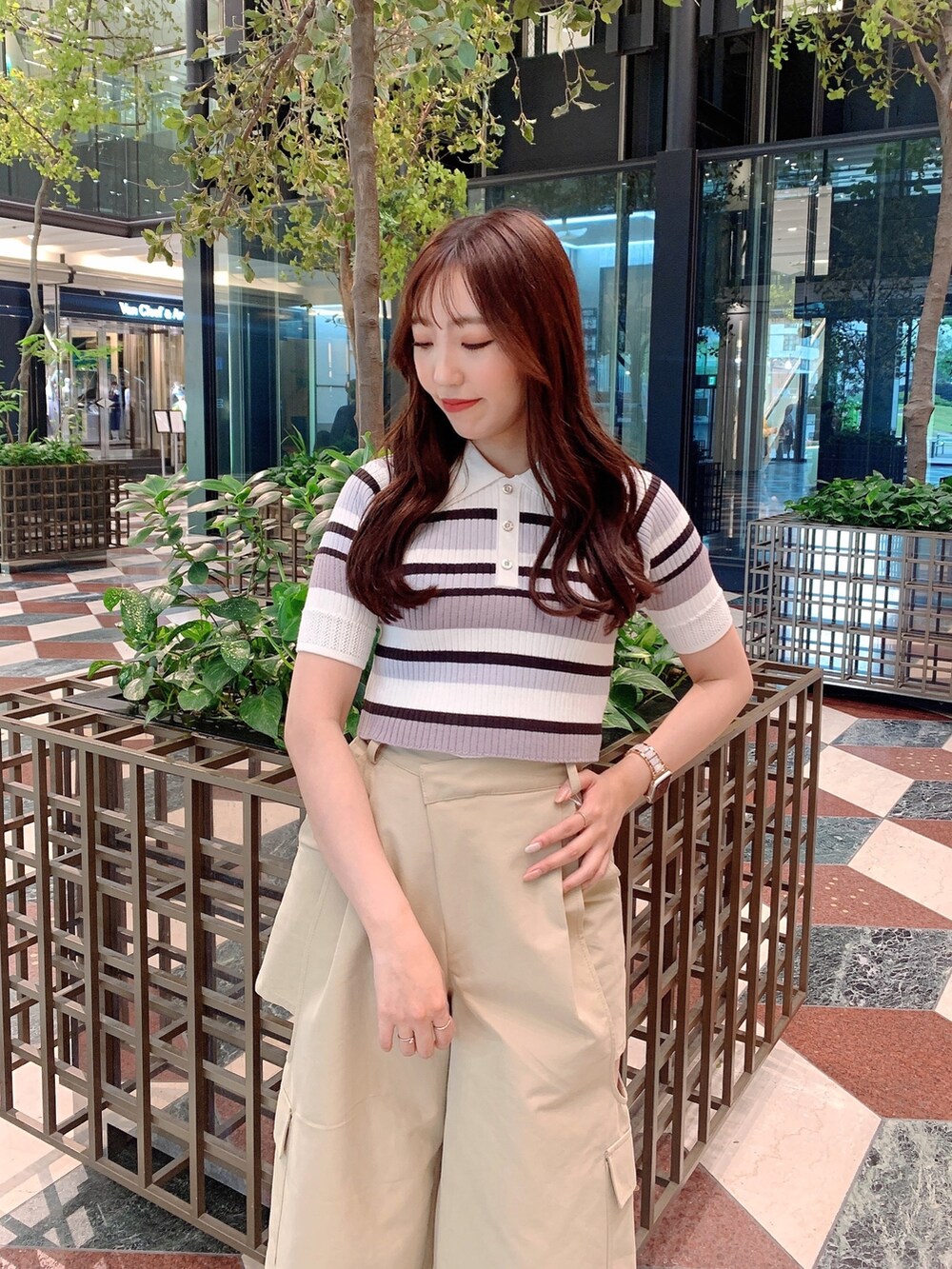 ベージュ系のチノパンツ、グレー系のニット/セーターを着用したレディースの春コーディネートの8枚目の写真