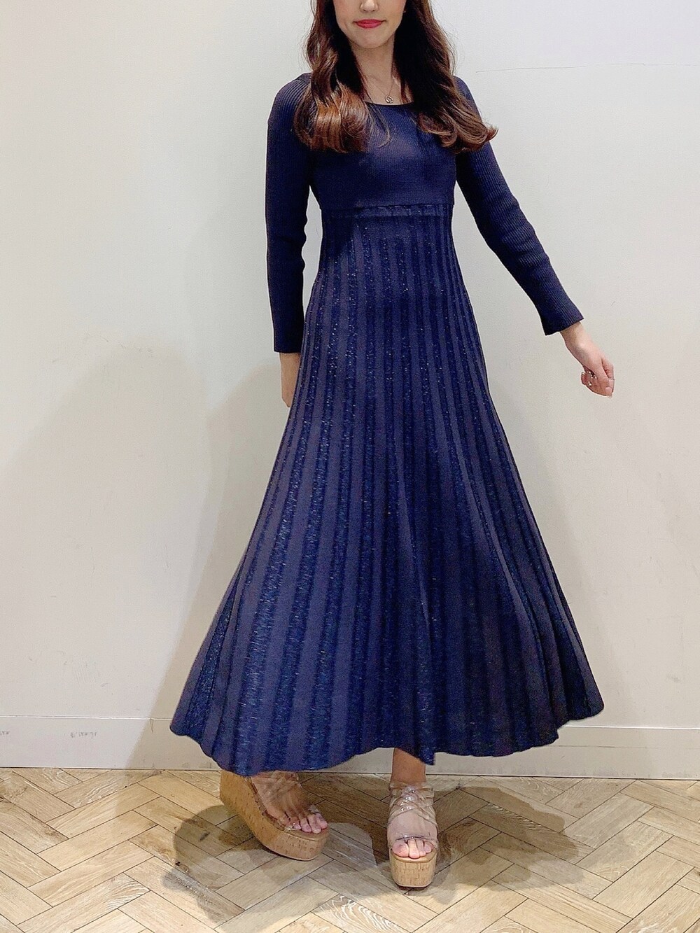 グレー系のワンピース、ホワイト系のサンダルを着用したレディースの春コーディネートの4枚目の写真