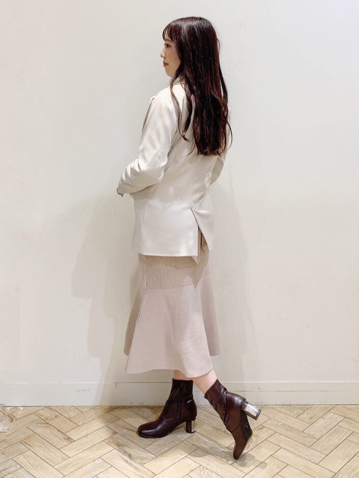 ホワイト系のシャツ/ブラウス、ブラウン系のブーツ、ピンク系のワンピースを着用したレディースの秋コーディネートの6枚目の写真