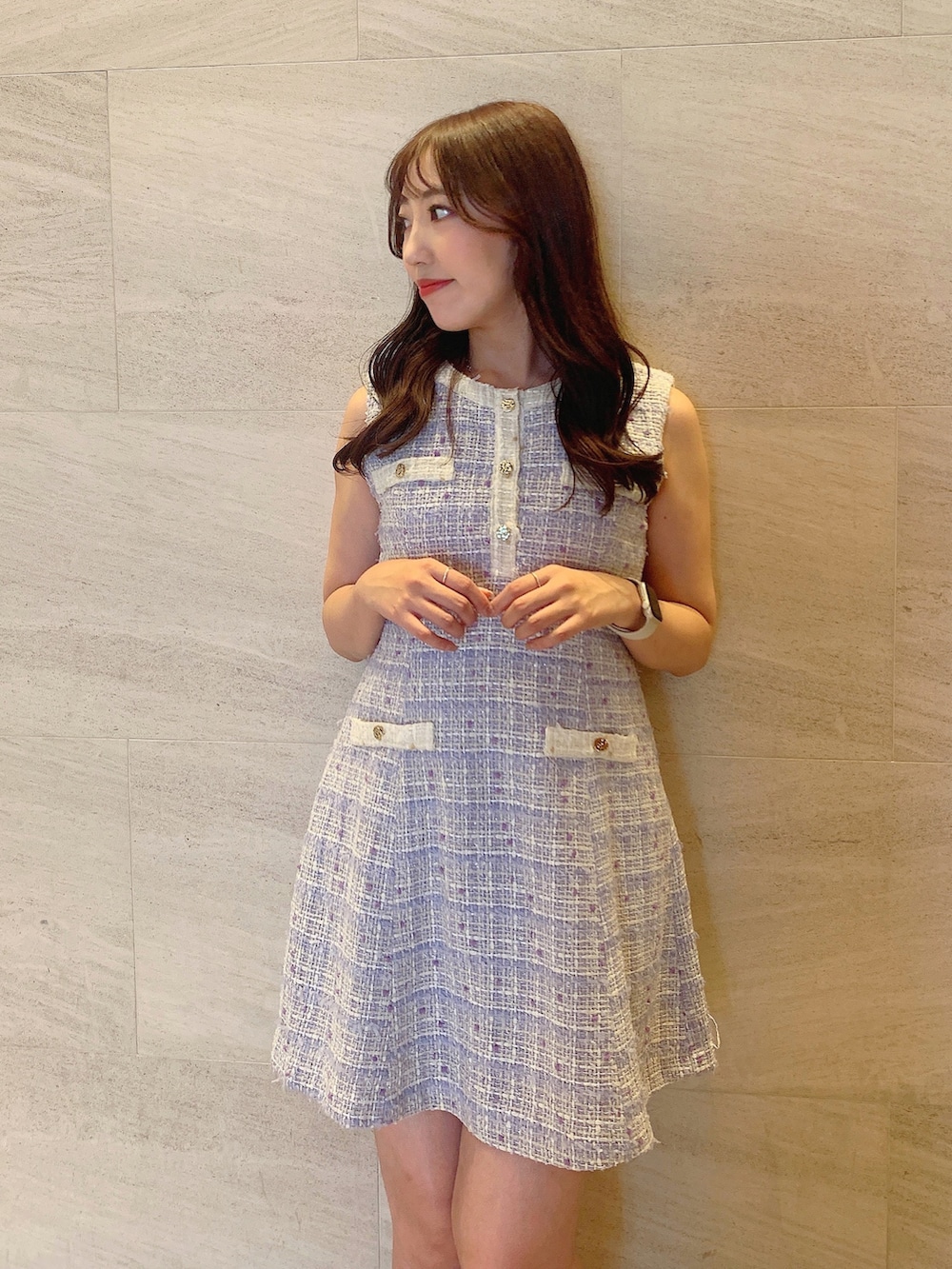 パープル系のワンピース、ブラック系のパンプスを着用したレディースの夏コーディネートの8枚目の写真