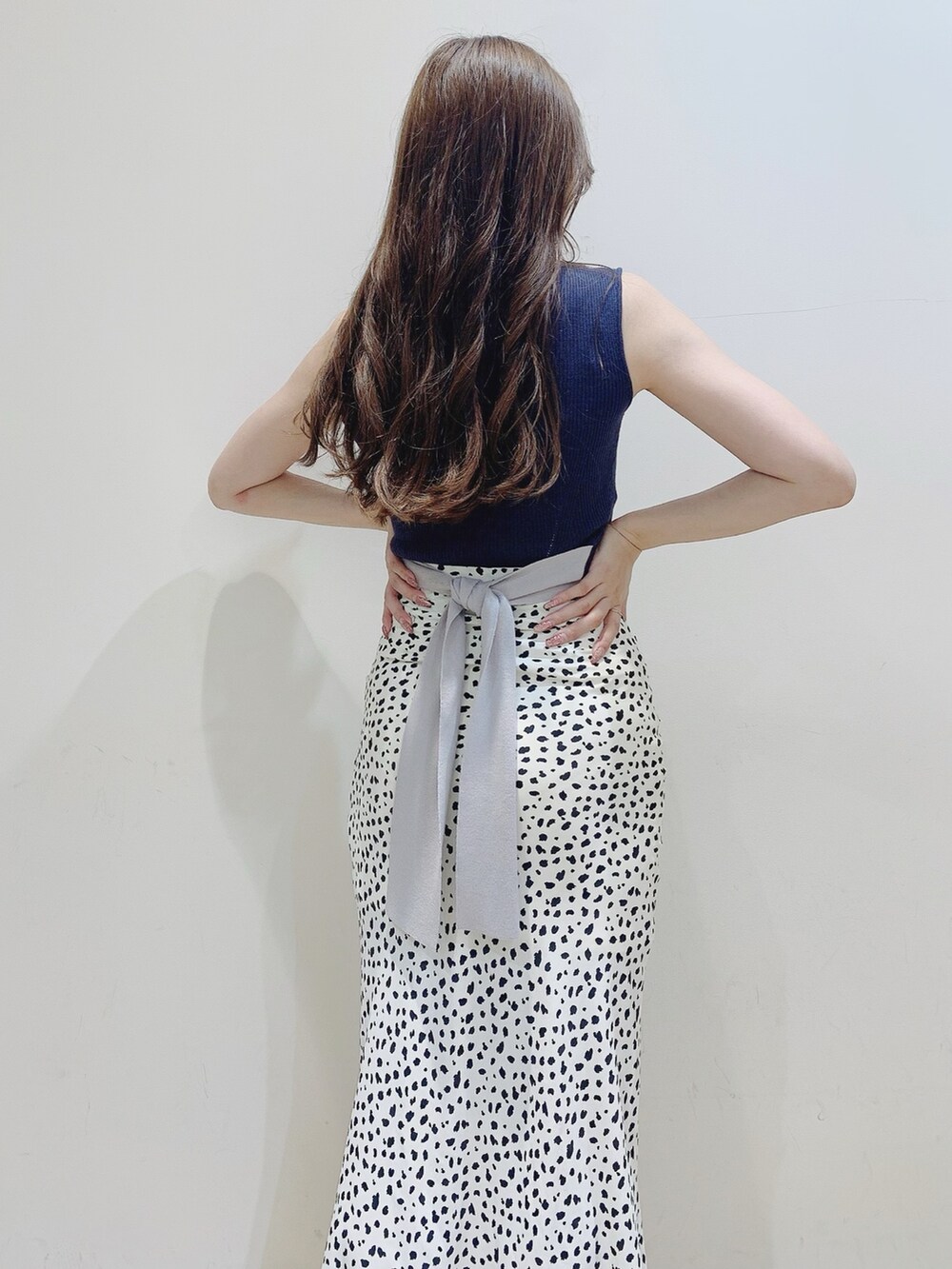 その他のスカート、グレー系のニット/セーター、その他のサンダルを着用したレディースの夏コーディネートの9枚目の写真