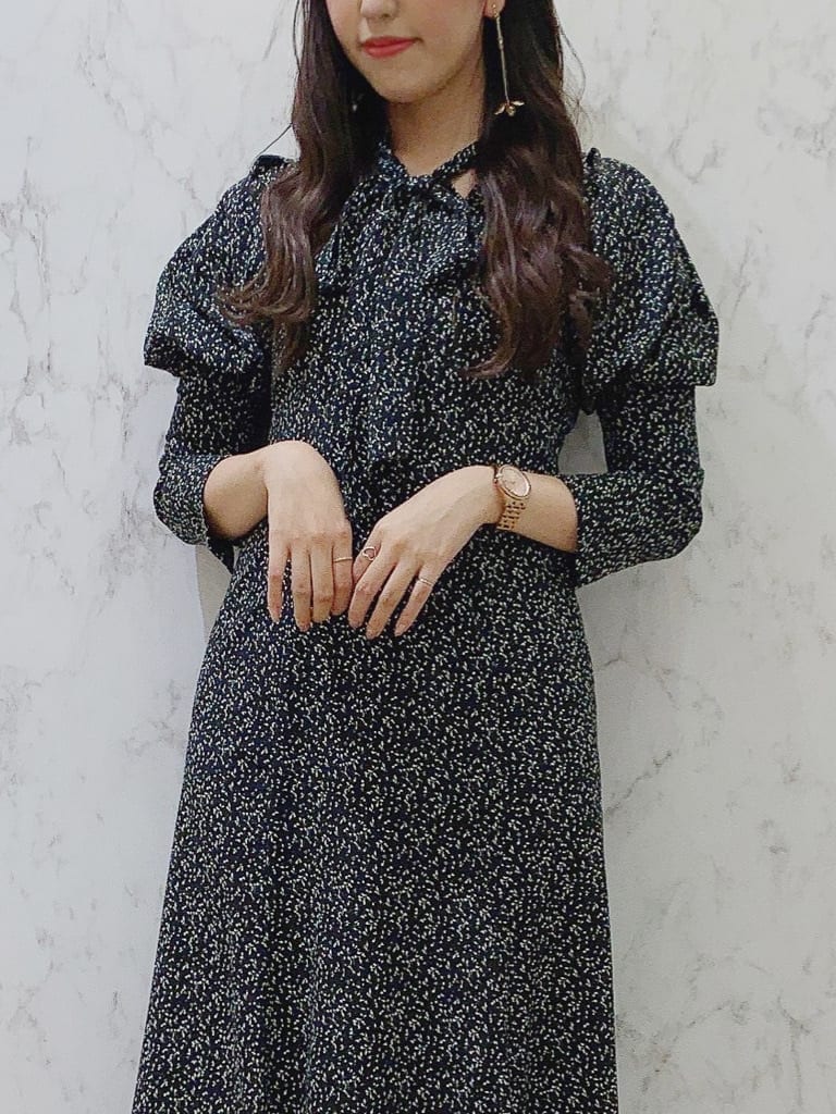 ブラック系のその他シューズ、ブラック系のワンピースを着用したレディースの冬コーディネートの4枚目の写真