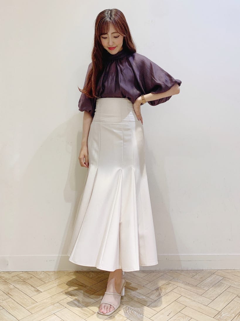 ブラウン系のシャツ/ブラウス、ピンク系のスカート、ベージュ系のサンダルを着用したレディースの夏コーディネートの2枚目の写真