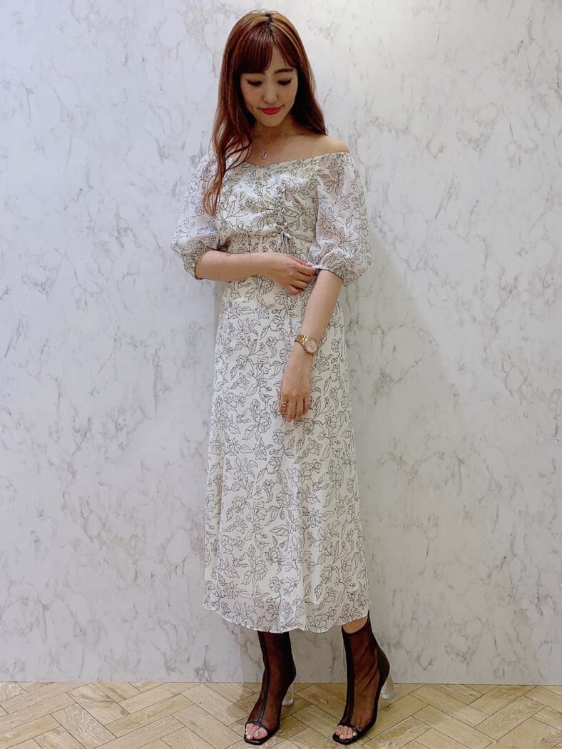 ホワイト系のワンピース、ブラウン系のその他シューズを着用したレディースの夏コーディネートの4枚目の写真