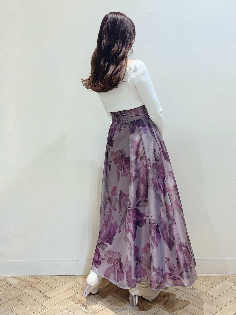 ブラウン系のスカート、ホワイト系のニット/セーター、ホワイト系のハンドバッグを着用したレディースの冬コーディネートの5枚目の写真