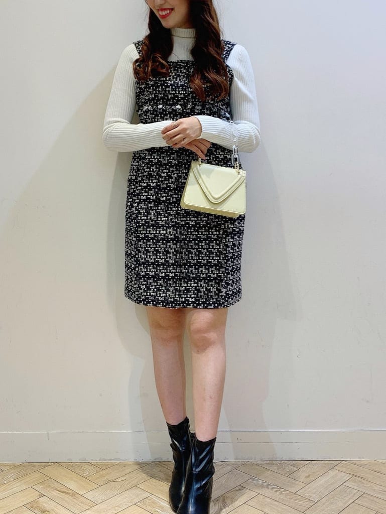 ブラック系のその他シューズ、ブラック系のテーラードジャケット、ブラック系のワンピースを着用したレディースの春コーディネートの3枚目の写真