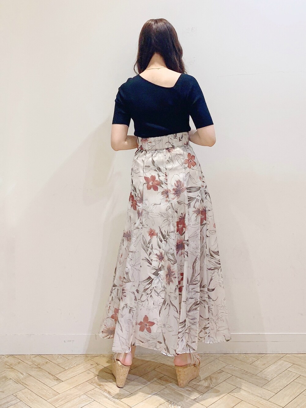 ピンク系のスカート、ブラック系のニット/セーター、その他のサンダルを着用したレディースの春コーディネートの6枚目の写真