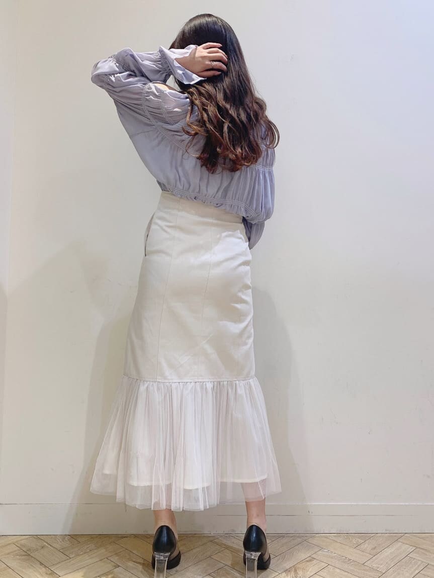 パープル系のシャツ/ブラウス、ホワイト系のスカートを着用したレディースの春コーディネートの4枚目の写真