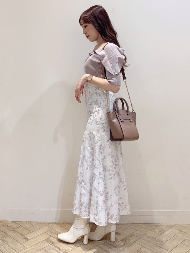 ホワイト系のブーツ、ブラウン系のハンドバッグ、ベージュ系のニット/セーターを着用したレディースの夏コーディネートの5枚目の写真