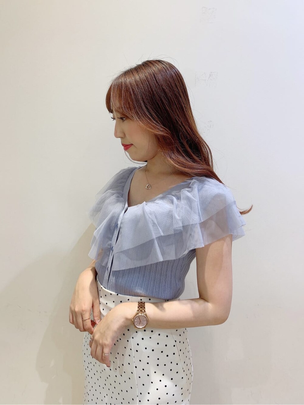 ホワイト系のカーディガン/ボレロ、ブルー系のカーディガン/ボレロ、ベージュ系のサンダルを着用したレディースの夏コーディネートの4枚目の写真