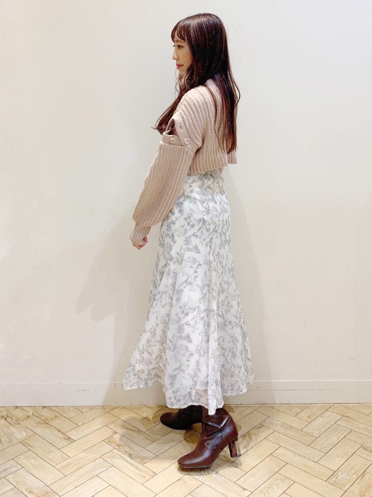 ブラウン系のブーツ、ピンク系のワンピース、ホワイト系のスカートを着用したレディースの秋コーディネートの5枚目の写真