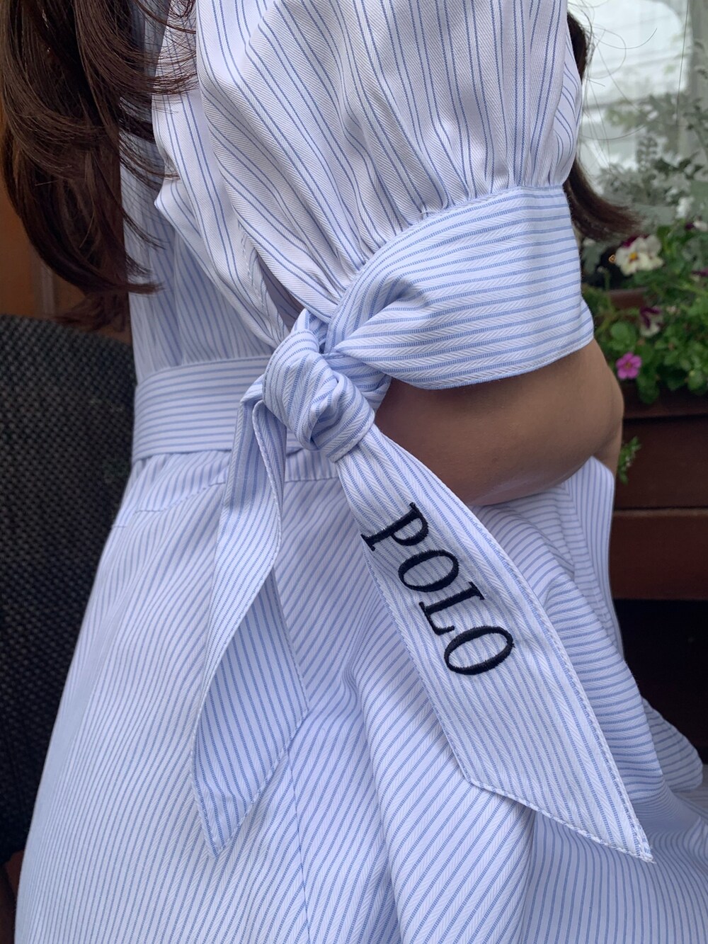 ブルー系のワンピースを着用したレディースの春コーディネートの6枚目の写真