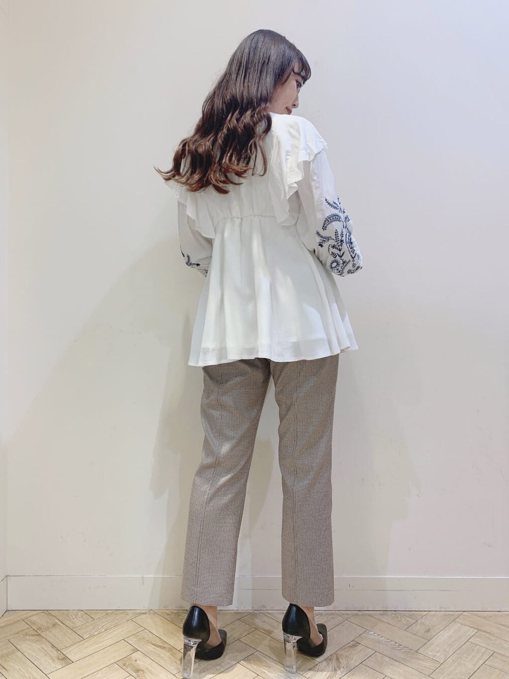 ホワイト系のシャツ/ブラウス、ブラック系のパンプス、その他のその他パンツを着用したレディースの春コーディネートの3枚目の写真