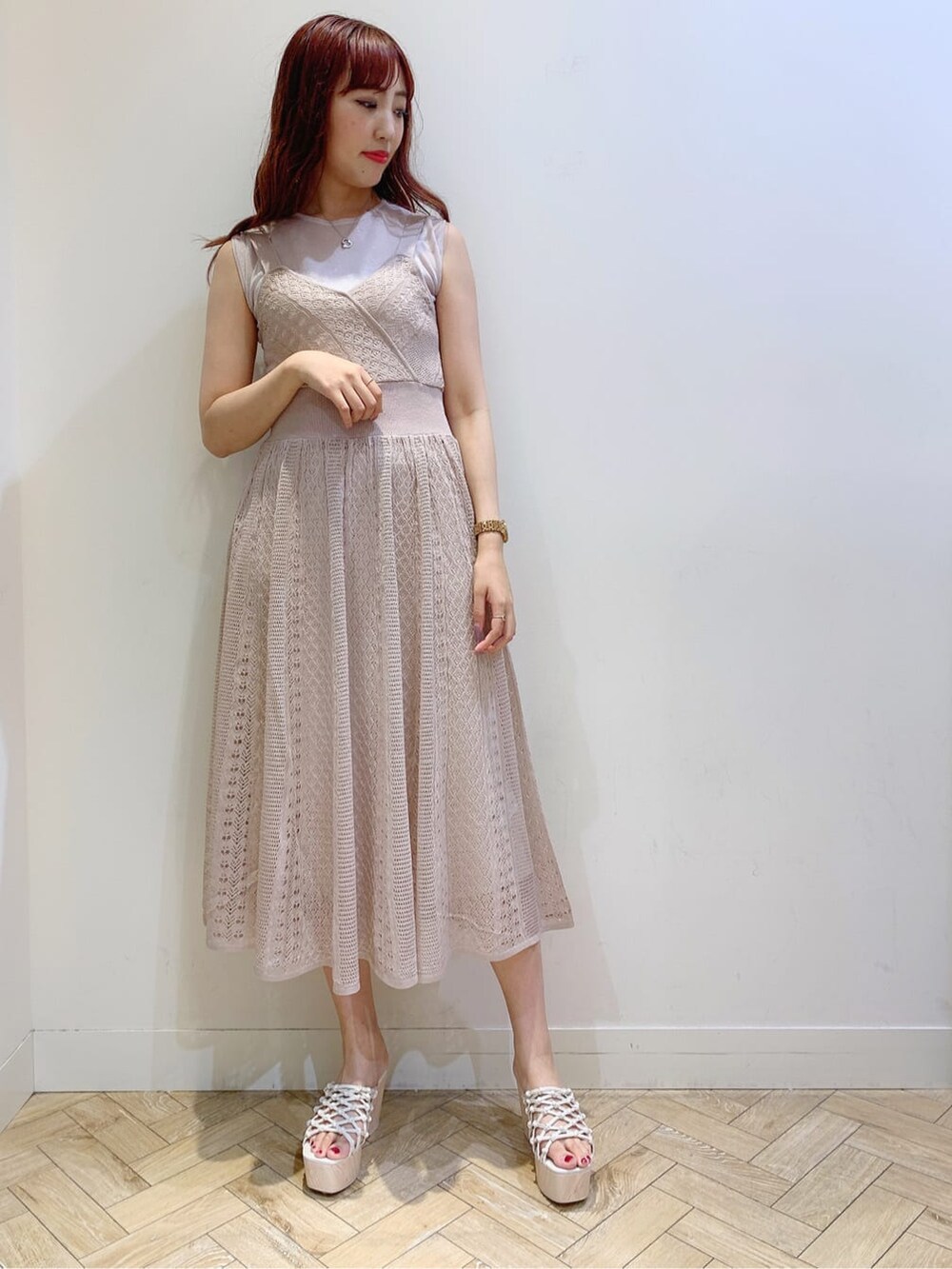 ホワイト系のサンダル、ピンク系のワンピースを着用したレディースの夏コーディネートの2枚目の写真