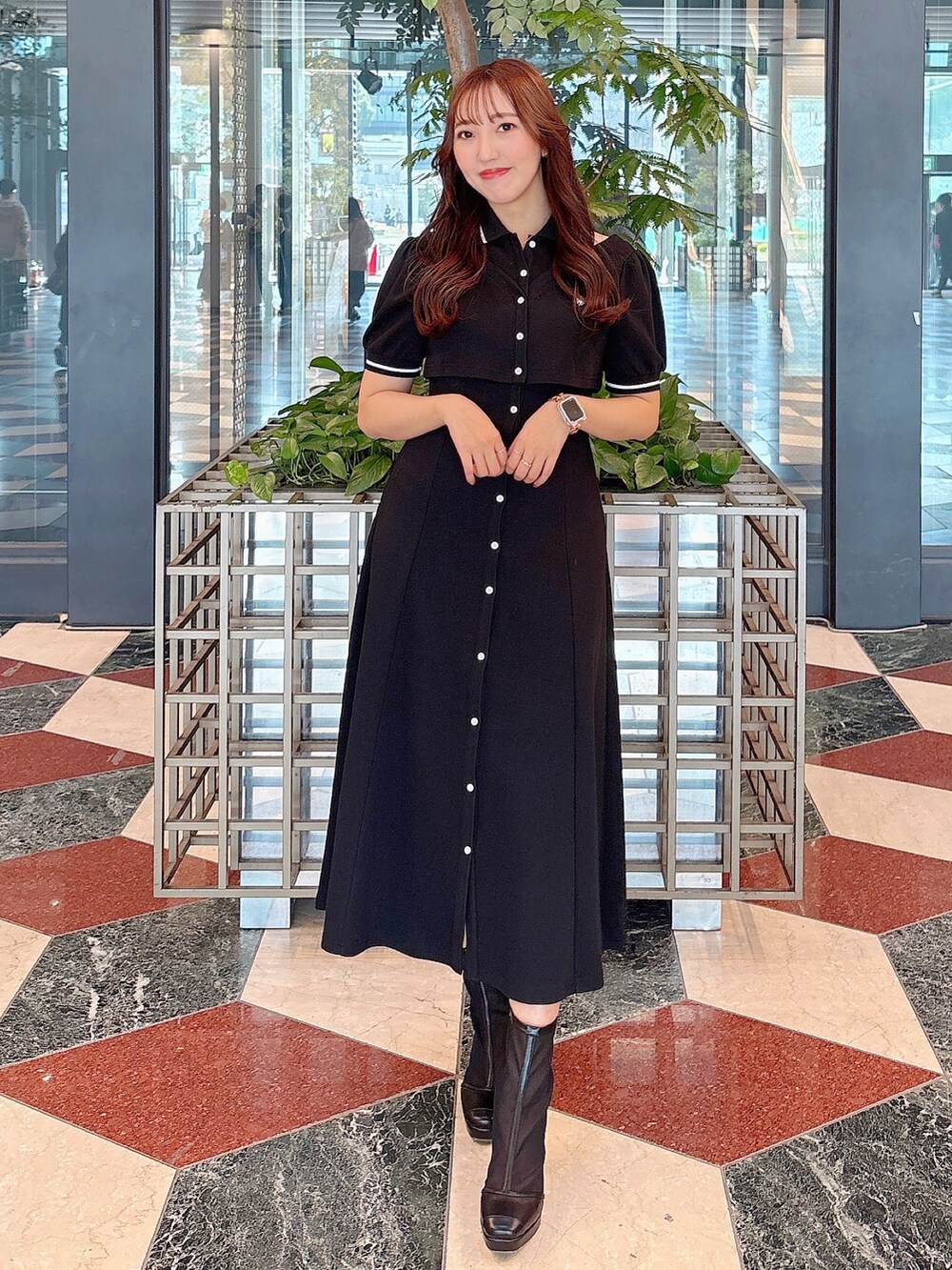 ブラック系のワンピースを着用したレディースの春コーディネートの2枚目の写真