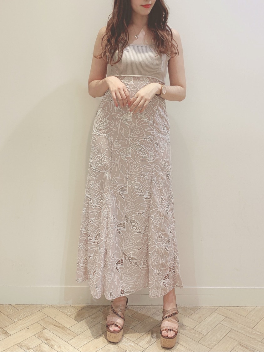 ホワイト系のテーラードジャケット、ベージュ系のワンピース、ベージュ系のサンダルを着用したレディースの春コーディネートの2枚目の写真