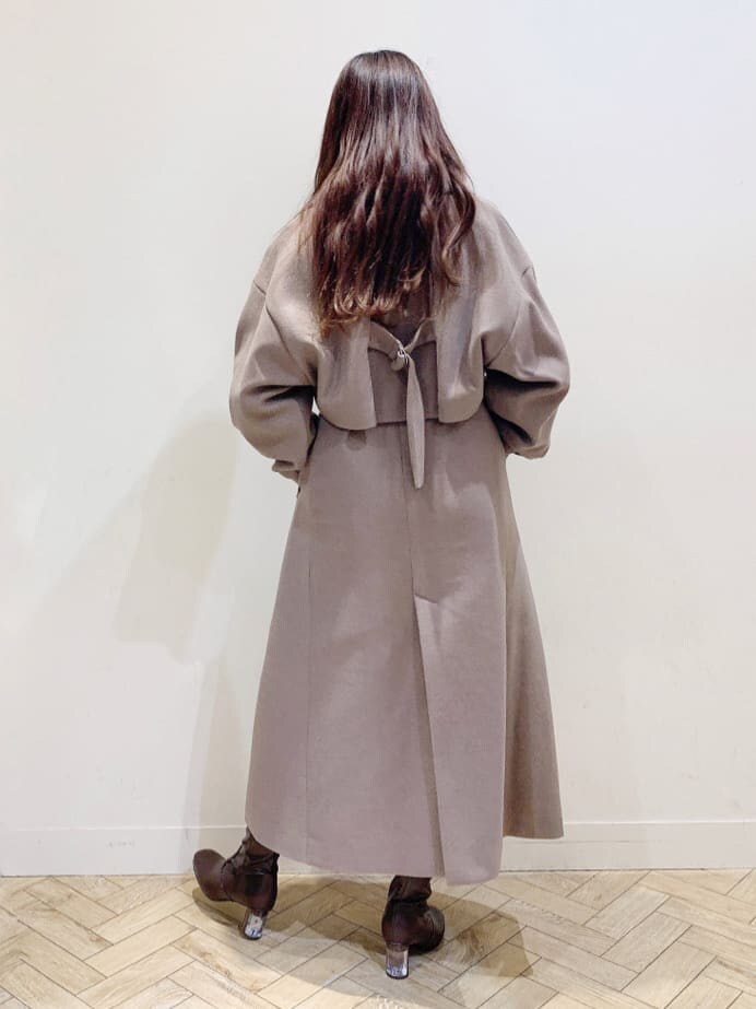 ブラウン系のブーツ、ブラウン系のその他アウター、ブラウン系のその他アウターを着用したレディースの秋コーディネートの10枚目の写真