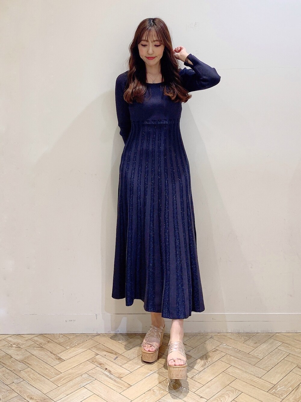 グレー系のワンピース、ホワイト系のサンダルを着用したレディースの春コーディネートの2枚目の写真