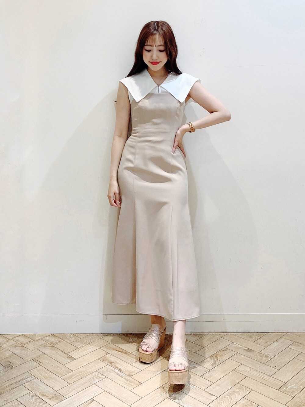 ベージュ系のワンピース、その他のサンダルを着用したレディースの春コーディネートの2枚目の写真