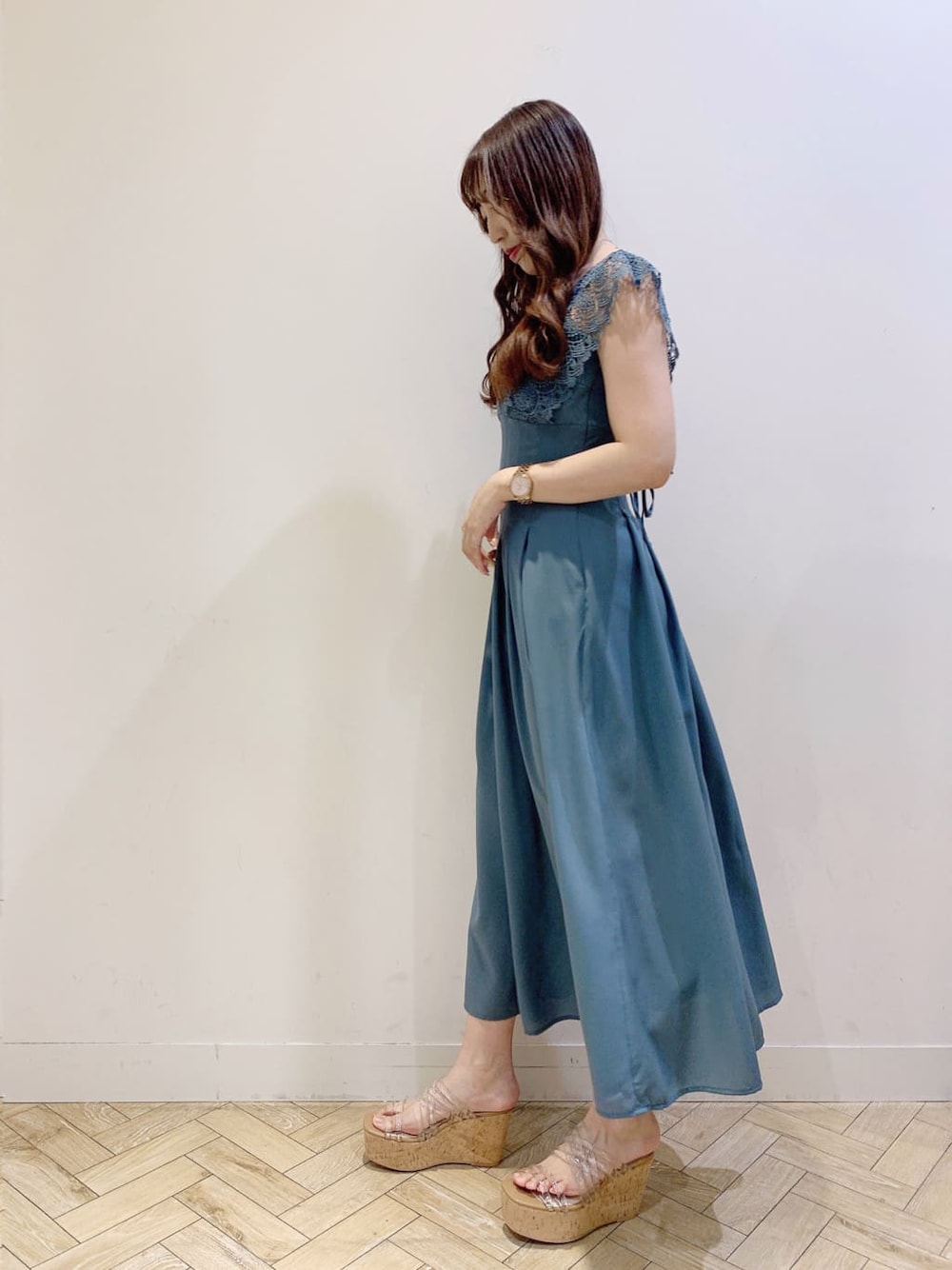 ブルー系のワンピース、その他のサンダルを着用したレディースの春コーディネートの4枚目の写真