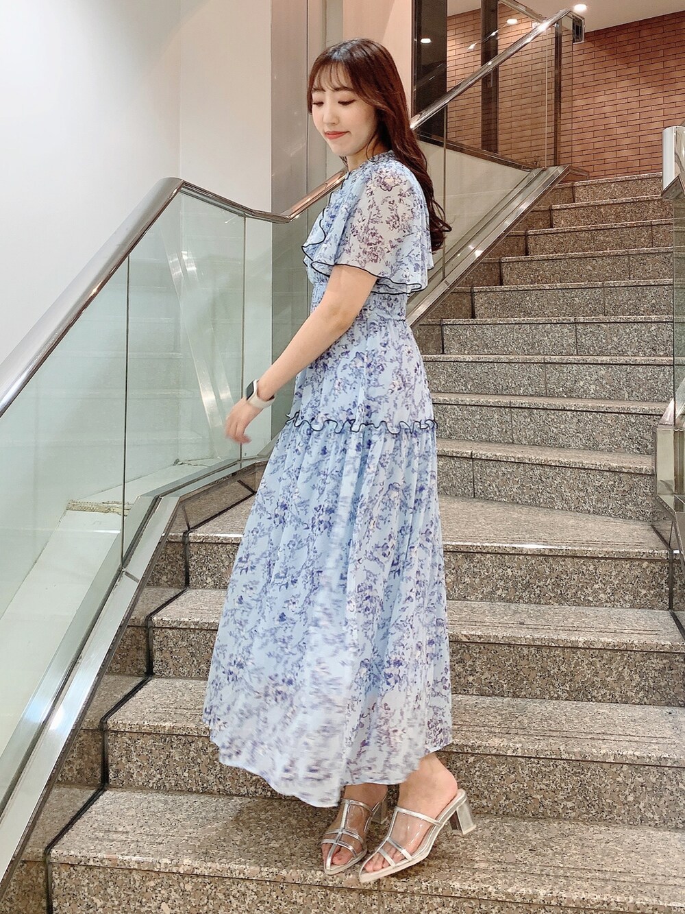 ブルー系のワンピース、シルバー系のパンプスを着用したレディースの夏コーディネートの4枚目の写真