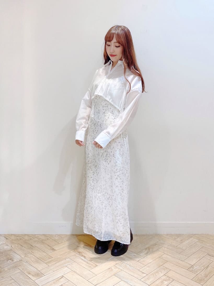 ホワイト系のワンピース、ブラウン系のローファーを着用したレディースの夏コーディネートの2枚目の写真