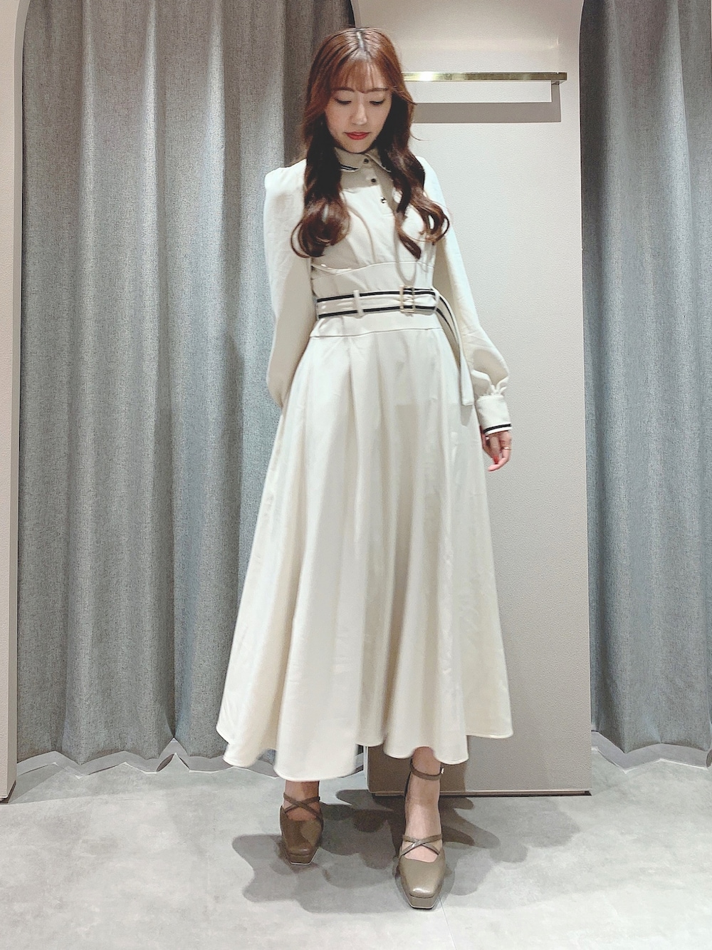 ホワイト系のワンピース、ベージュ系のパンプスを着用したレディースの秋コーディネートの3枚目の写真