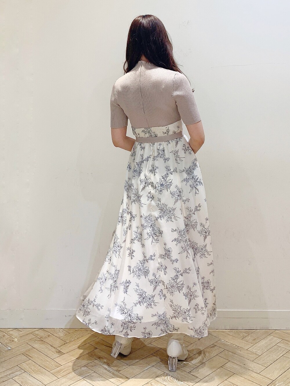 ホワイト系のワンピース、ホワイト系のトレンチコートを着用したレディースの冬コーディネートの4枚目の写真