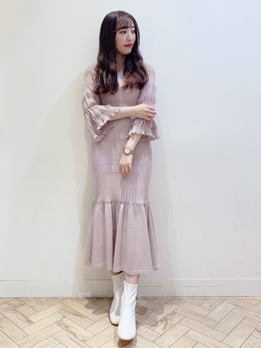 ホワイト系のその他シューズ、ベージュ系のワンピースを着用したレディースの冬コーディネートの2枚目の写真