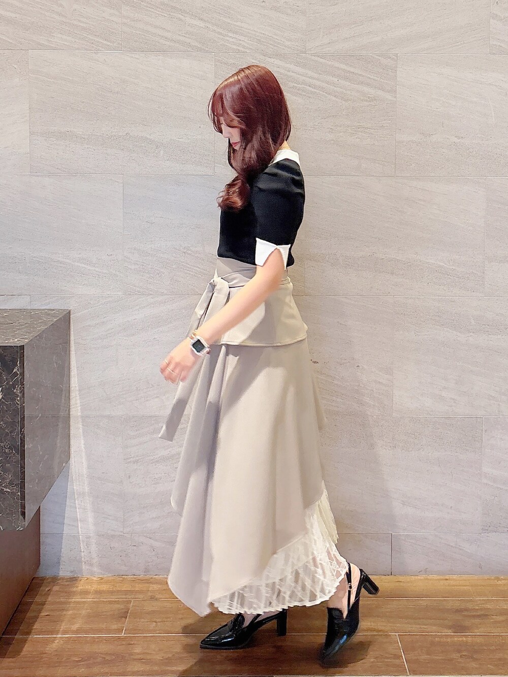 ベージュ系のスカート、その他のニット/セーター、ブラック系のローファーを着用したレディースの春コーディネートの4枚目の写真