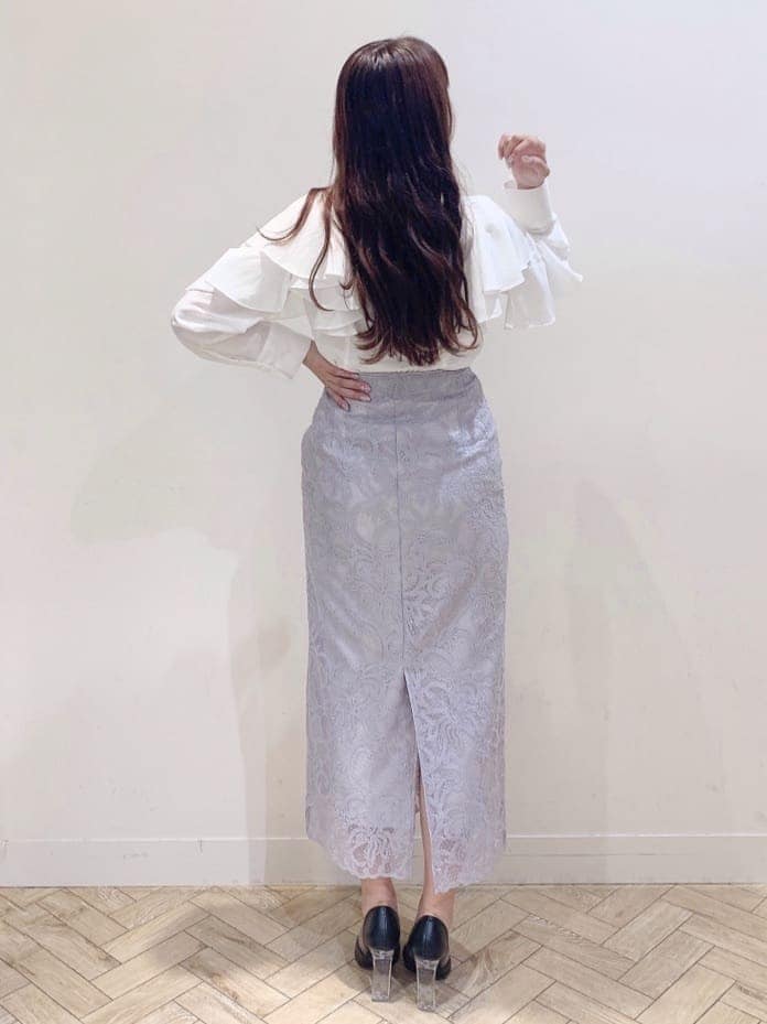 ホワイト系のシャツ/ブラウス、グレー系のスカートを着用したレディースの夏コーディネートの6枚目の写真