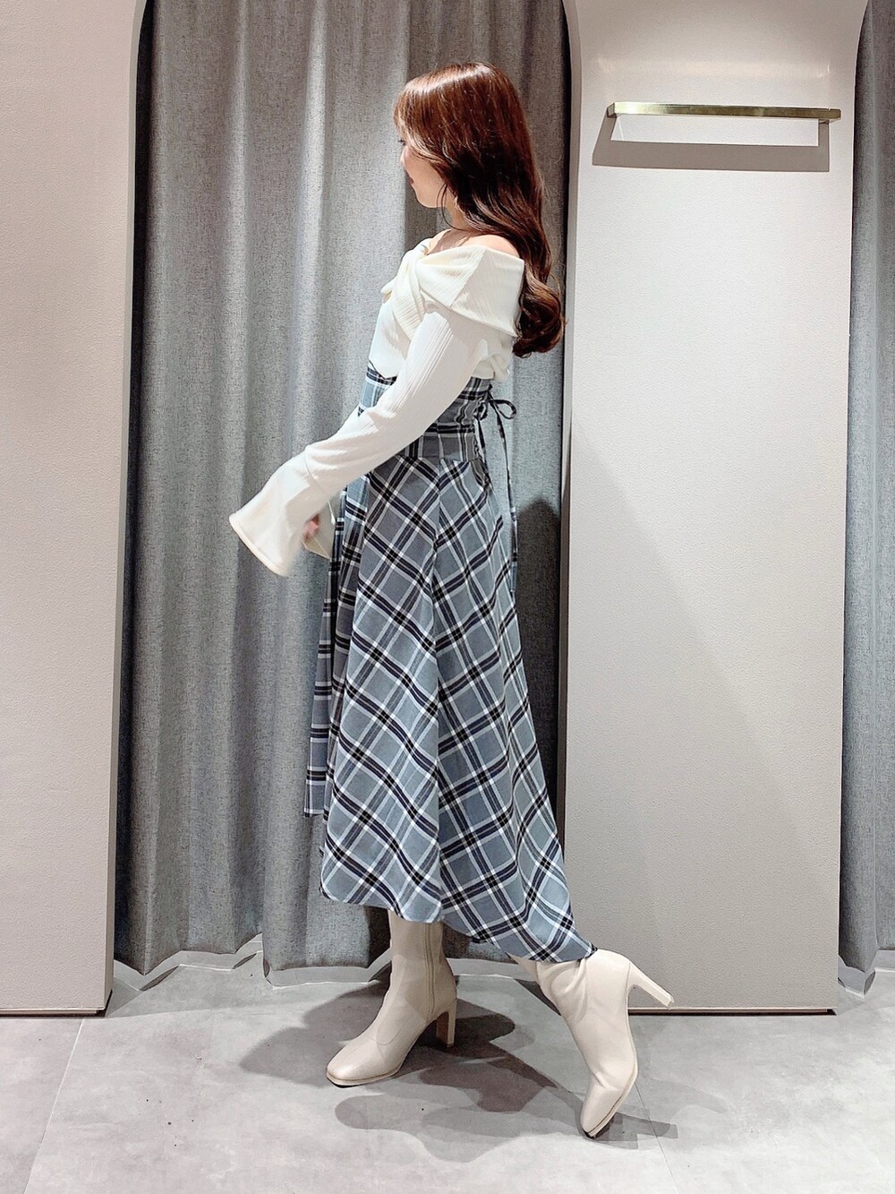 ホワイト系のワンピース、ホワイト系のブーツを着用したレディースの秋コーディネートの2枚目の写真