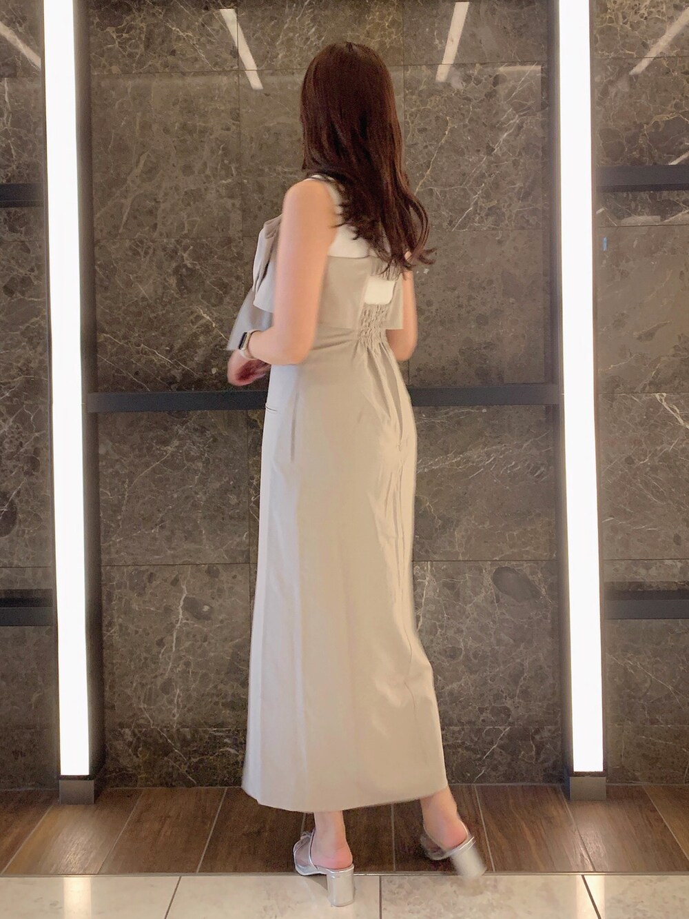 シルバー系のパンプス、ベージュ系のワンピース、ホワイト系のニット/セーターを着用したレディースの夏コーディネートの7枚目の写真