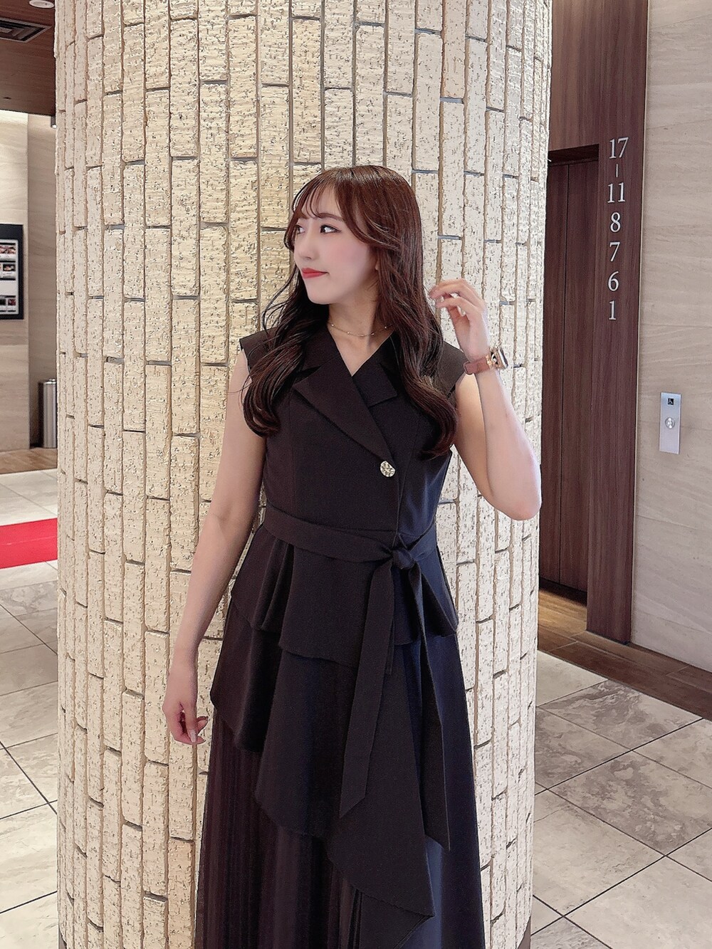 ブラウン系のワンピース、ホワイト系のサンダルを着用したレディースの夏コーディネートの6枚目の写真