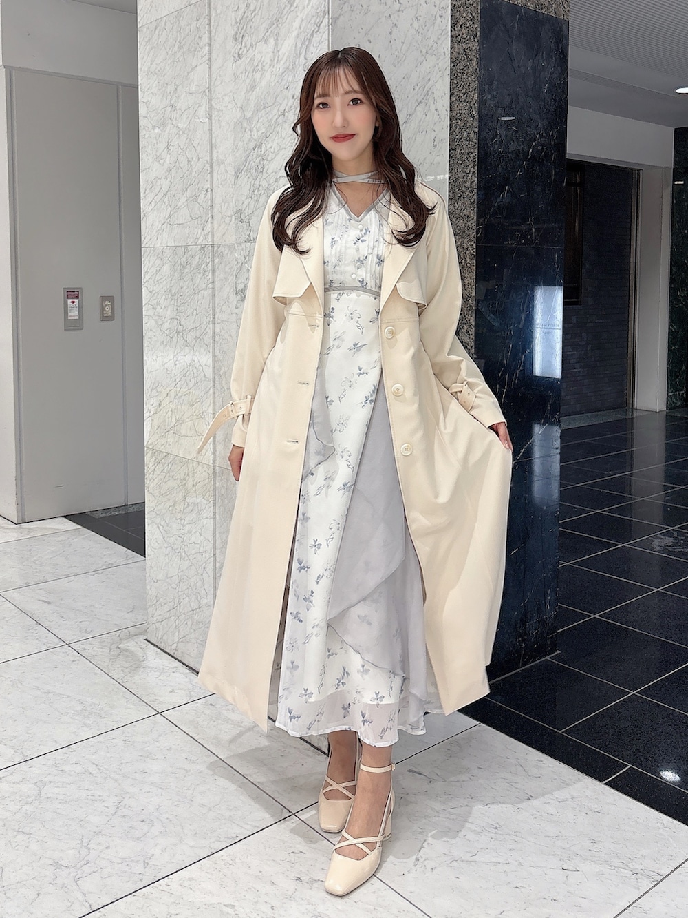 ホワイト系のサンダル、ホワイト系のワンピース、ベージュ系のトレンチコートを着用したレディースの春コーディネートの6枚目の写真