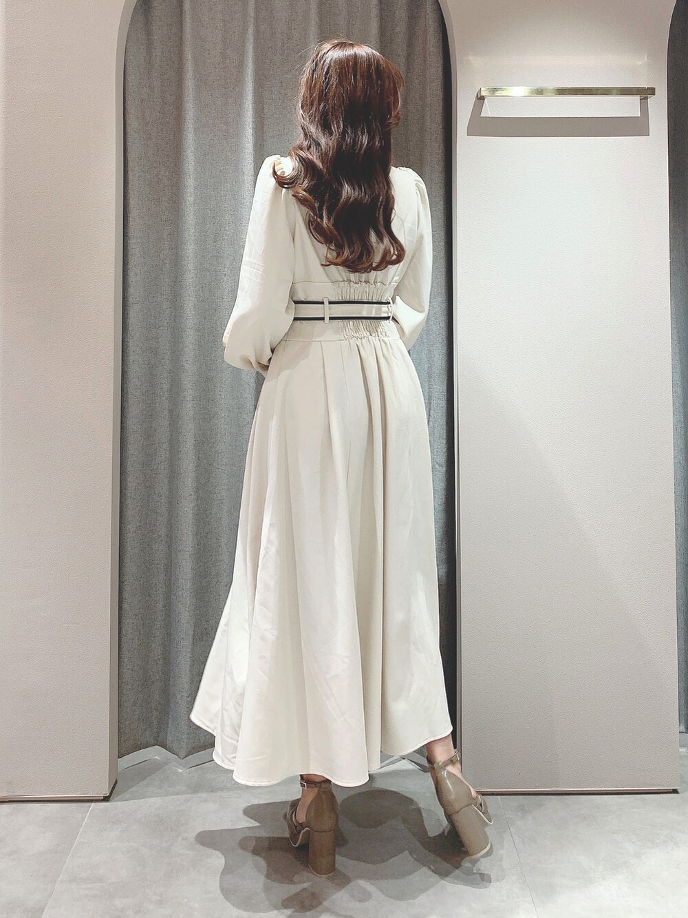 ホワイト系のワンピース、ベージュ系のパンプスを着用したレディースの秋コーディネートの6枚目の写真