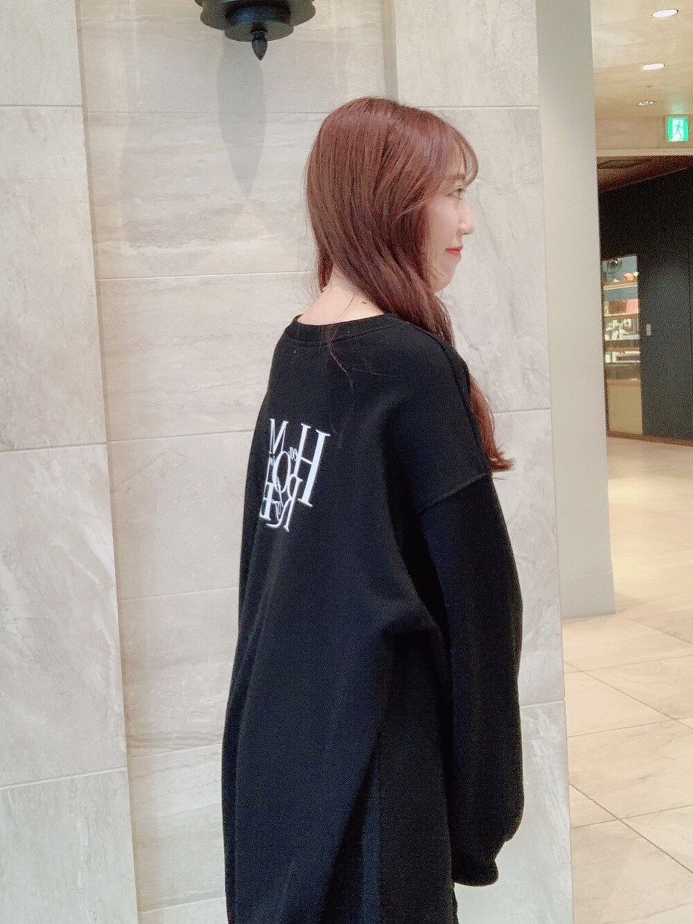 ブラック系のTシャツ/カットソー、ホワイト系のブーツを着用したレディースの冬コーディネートの6枚目の写真