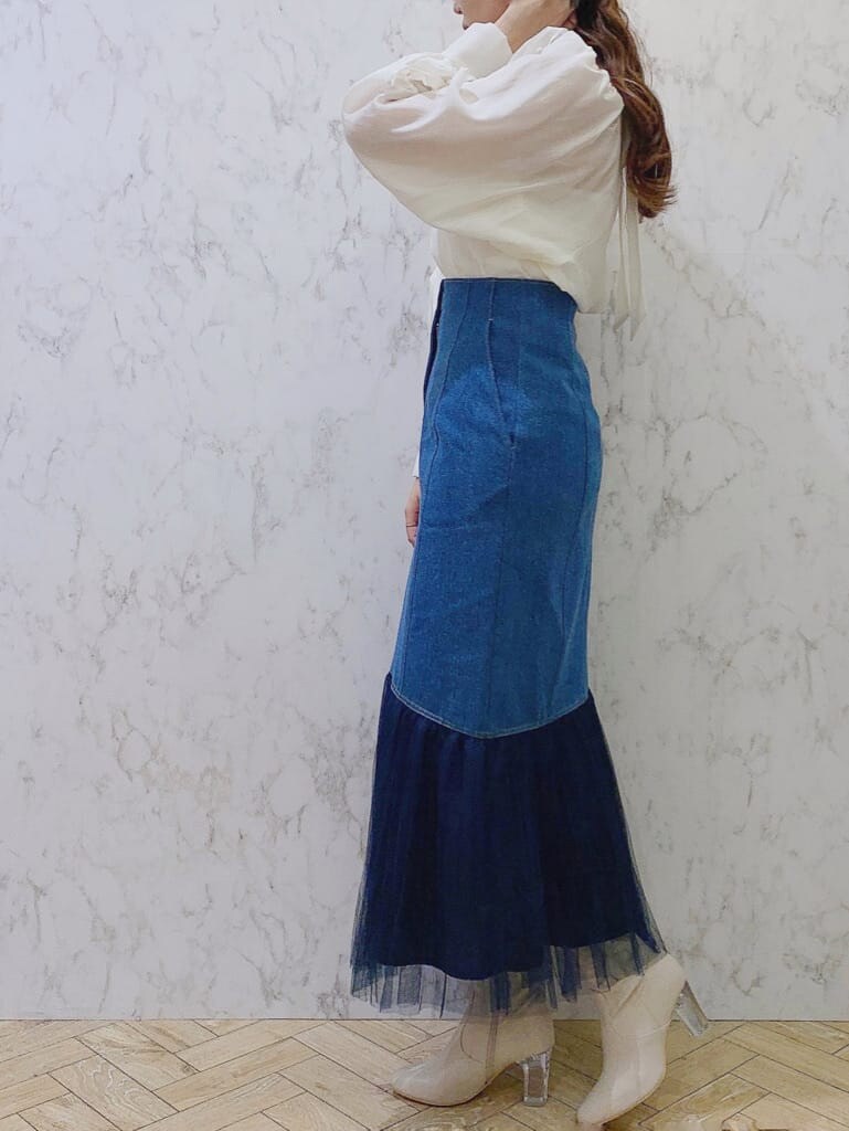 ベージュ系のその他シューズ、ブルー系のスカート、ホワイト系のシャツ/ブラウスを着用したレディースの冬コーディネートの2枚目の写真