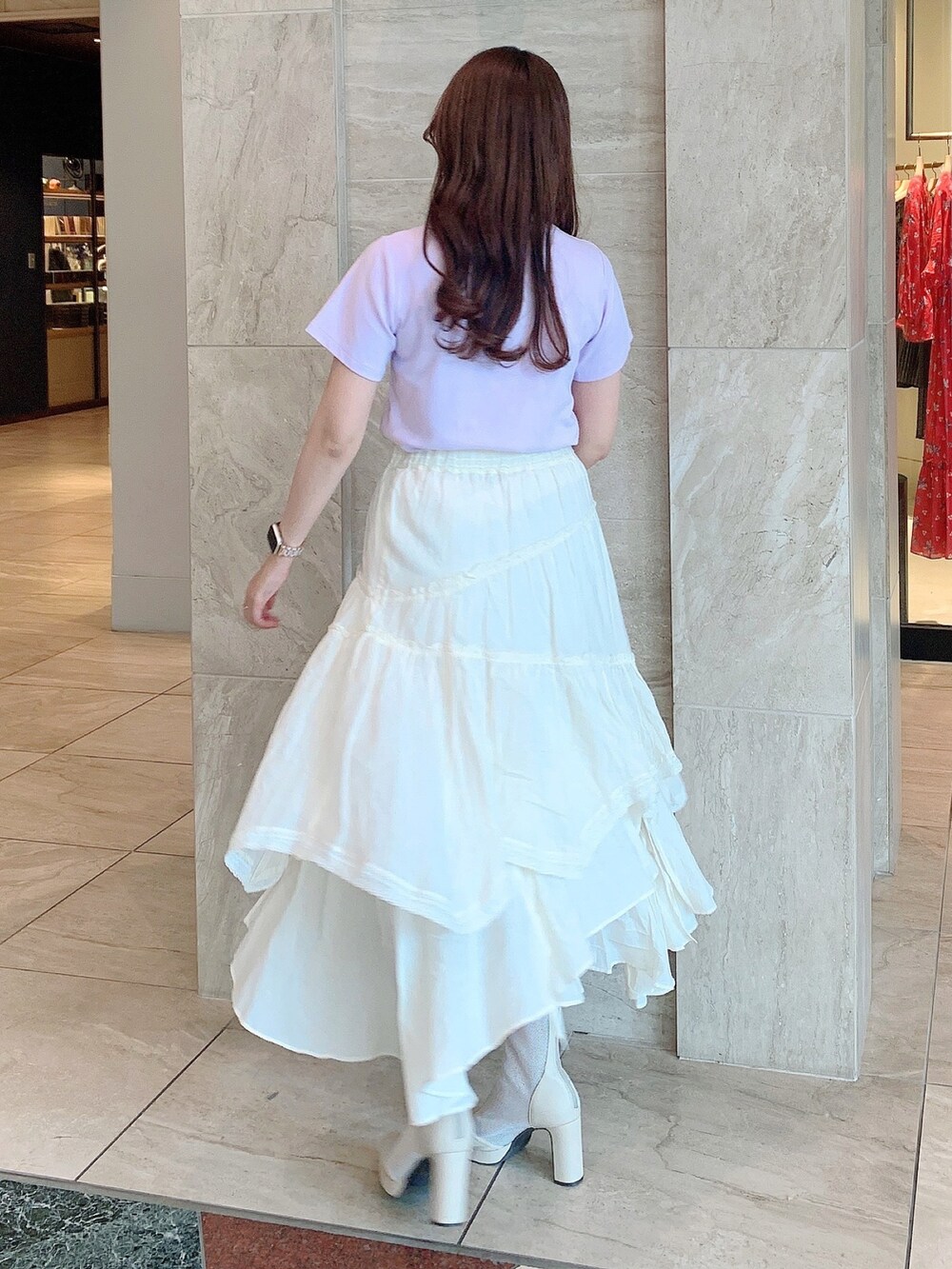 ホワイト系のブーツ、ピンク系のTシャツ/カットソー、イエロー系のスカートを着用したレディースの春コーディネートの5枚目の写真