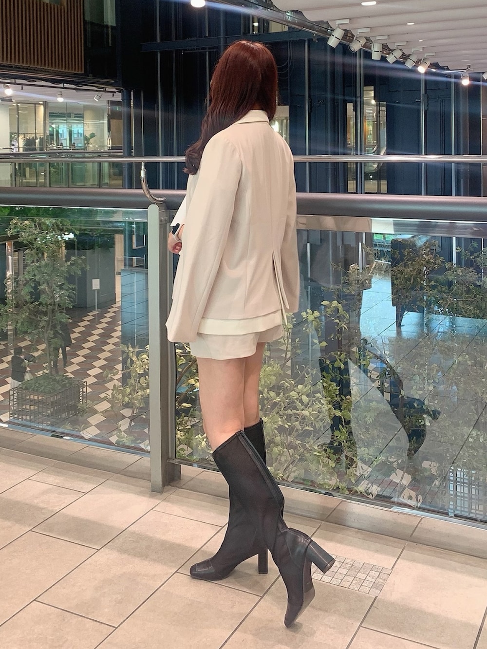 ホワイト系のテーラードジャケット、ホワイト系のその他パンツ、グレー系のシャツ/ブラウスを着用したレディースの秋コーディネートの5枚目の写真