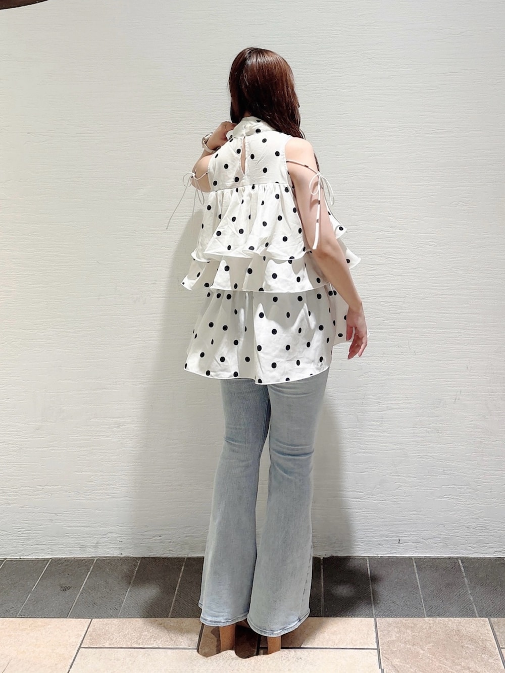 その他のシャツ/ブラウス、ブルー系のデニムパンツ、ホワイト系のサンダルを着用したレディースの夏コーディネートの6枚目の写真